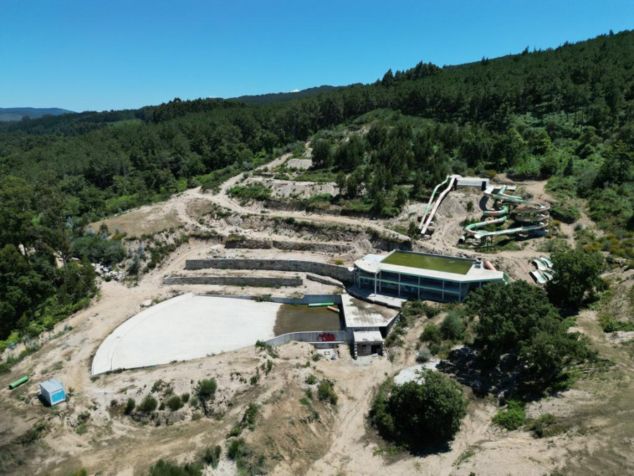 Retoman la actividad en el parque acuático de Meis con el objetivo de intentar abrir en un año