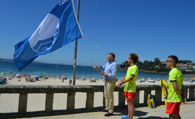 Sanxenxo iza de manera simultánea las 17 banderas azules que ondean este verano en sus playas