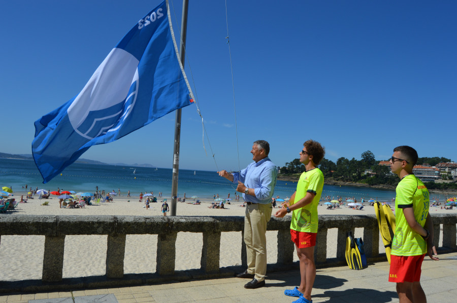 Sanxenxo iza de manera simultánea las 17 banderas azules que ondean este verano en sus playas