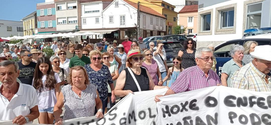 Corrubedo denuncia que el médico sólo acude dos días a la semana y hará una cacerolada el 13 de julio ante el Parlamento