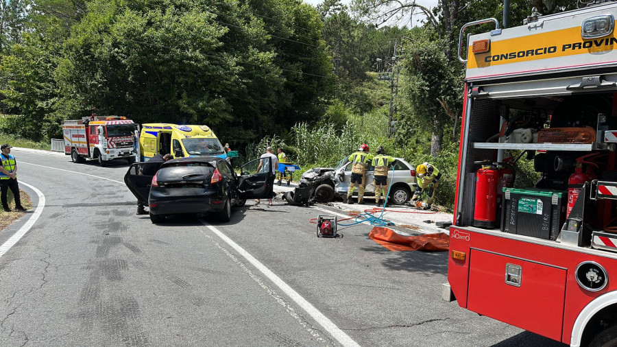 Heridas dos personas, una de ellas grave, en una colisión entre dos coches en las curvas de A Casilla, en Rianxo