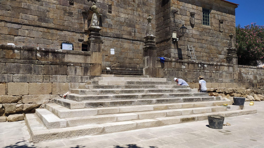 Cambados estrena con la fiesta de San Benito la restaurada escalera de la iglesia de Fefiñáns