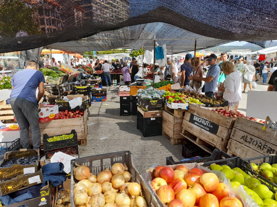 Indignación entre los ambulantes al cancelarse el mercadillo del día 22 en Ribeira por la Festa da Dorna