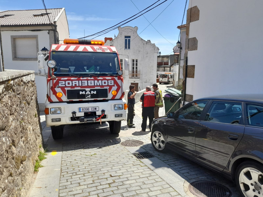 Alertan de un incendio en una casa en Palmeira que se debió a una tartera dejada al fuego de una cocina