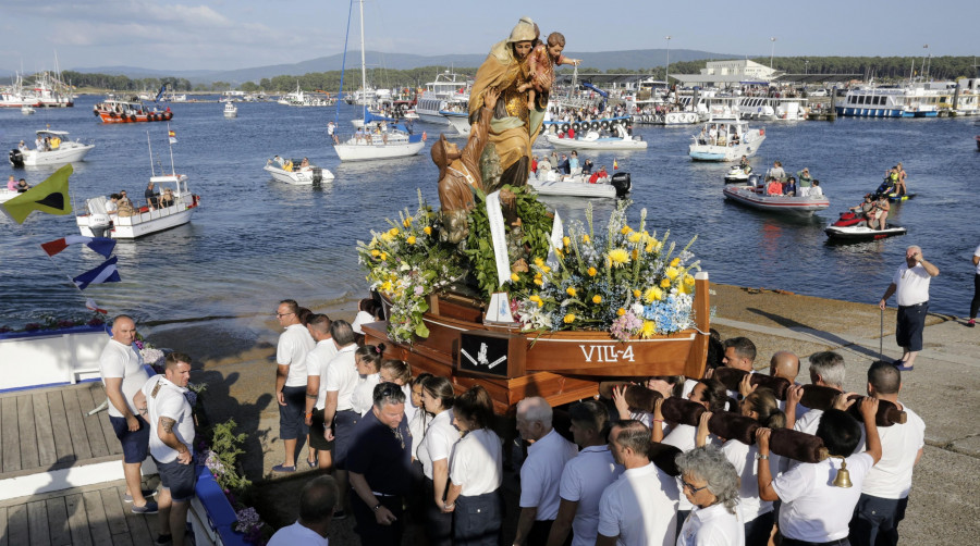 La Virxe do Carme surca la Ría de Arousa ante la emoción de miles de devotos por su patrona