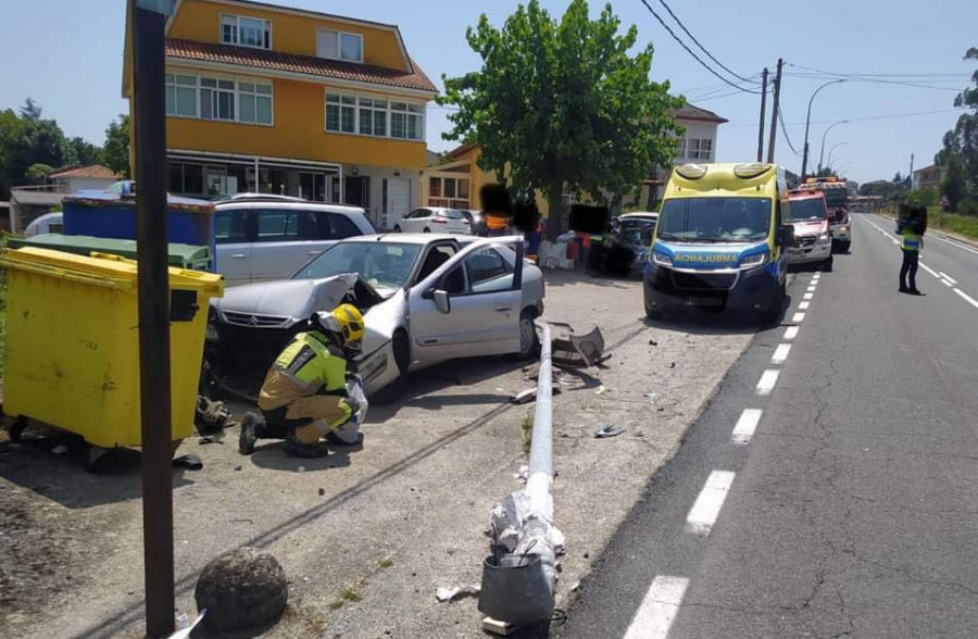 Herida una conductora de mediana edad en un accidente en la AC-305, a su paso por Taragoña, en Rianxo