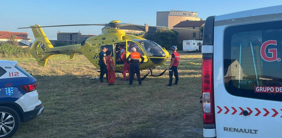 Movilizado el helicóptero del 061 hasta Corrubedo por un aviso de alguien tirado en el suelo, que luego se levantó y huyó del lugar