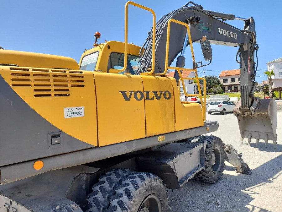 Detenido uno de los dos sospechosos de un robo de 200 litros de gasóleo de una excavadora en Aguiño