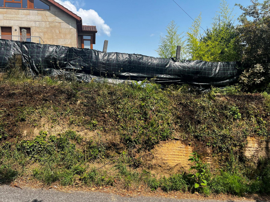 Un incendio en un talud pegado a una carretera afectó a parte de una finca con vivienda el lugar de O Sobral, en A Pobra