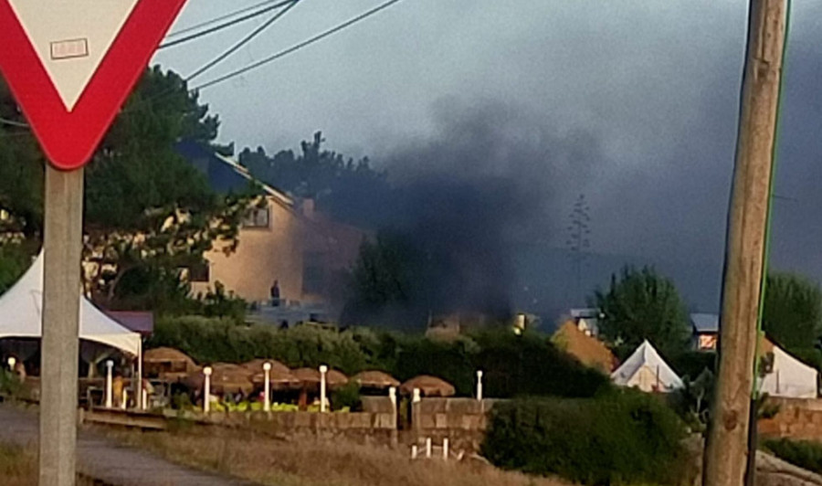 Susto en un camping de O Grove por el incendio de unas toallas que provocó un intenso humo negro