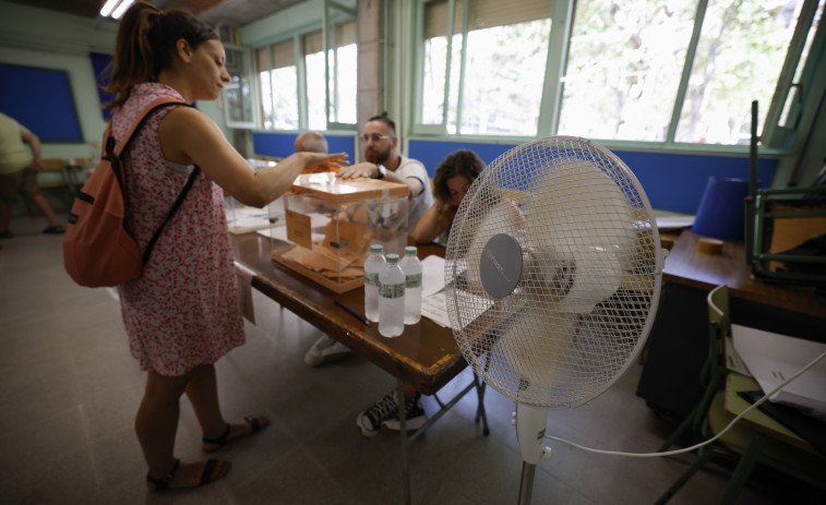 Abren los colegios electorales, dotados con ventiladores y miles de botellas de agua