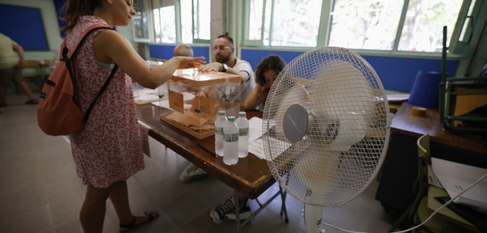 Abren los colegios electorales, dotados con ventiladores y miles de botellas de agua