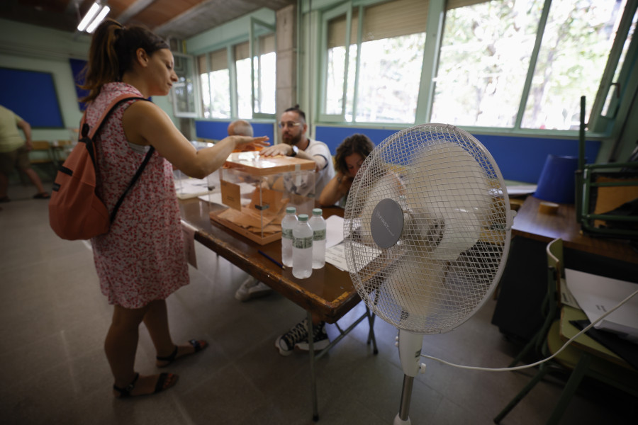 Abren los colegios electorales, dotados con ventiladores y miles de botellas de agua