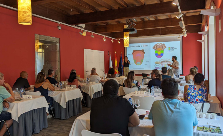 La Ruta Rías Baixas realiza una nueva actividad inclusiva; una cata en lengua de signos para Asorvigo