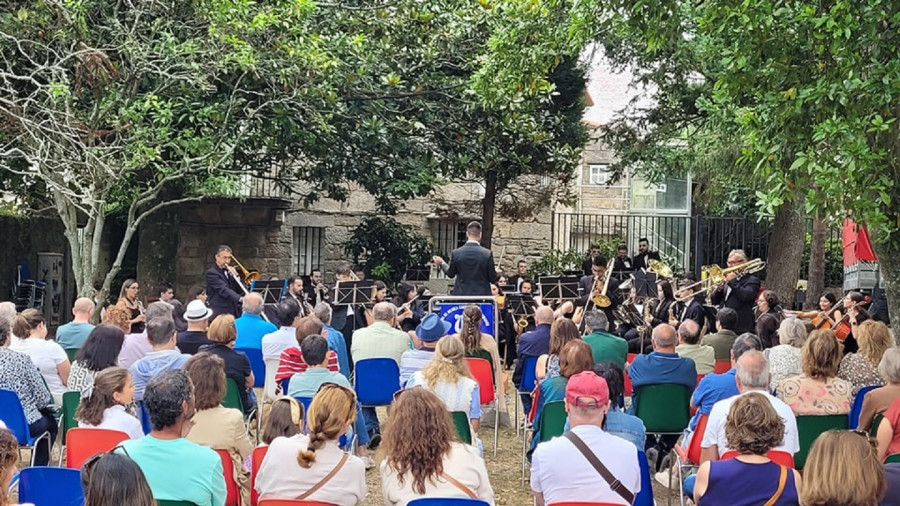 Cambados conmemora o Día de Galicia cun exitoso concerto da Banda de Música de Castrelo