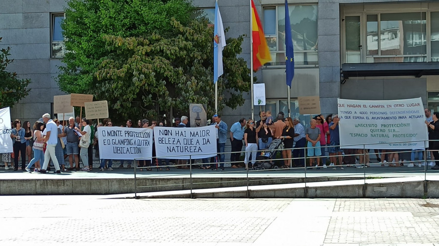 Vecinos de O Chazo se concentran ante el Concello por la construcción de un camping en el monte comunal