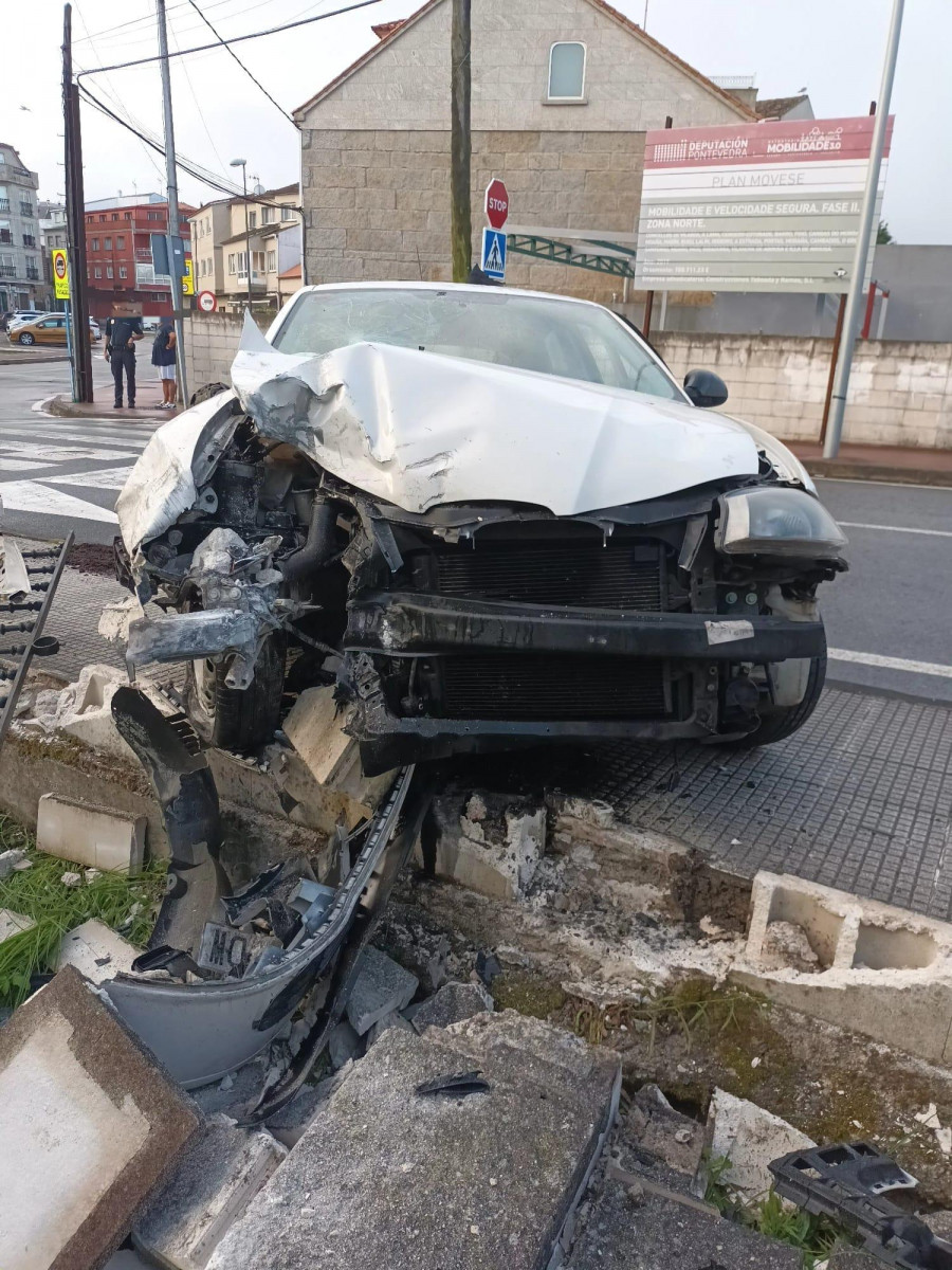 Dos personas resultan heridas al empotrarse con su vehículo contra un muro en O Grove