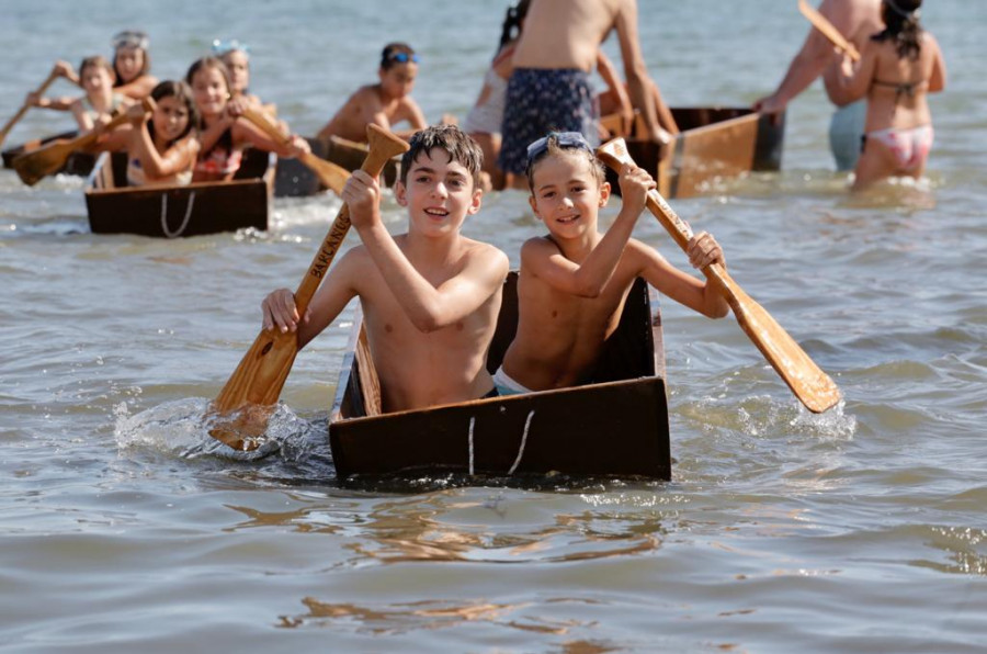 Regata de barcaños y fiesta de la espuma en Carril para festejar San Fidel