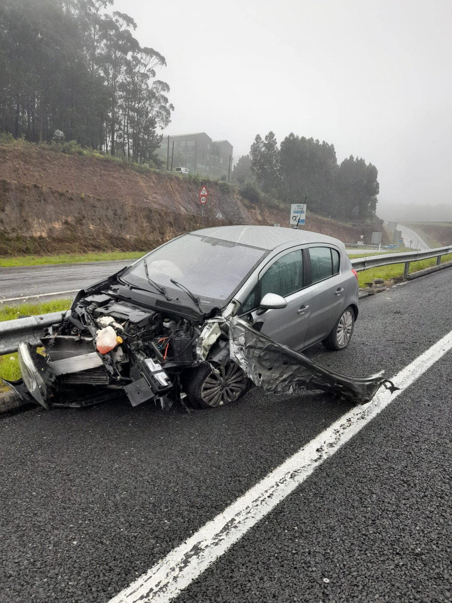 Herido leve un conductor en una salida de vía en la Autovía do Barbanza, a la altura de A Pobra