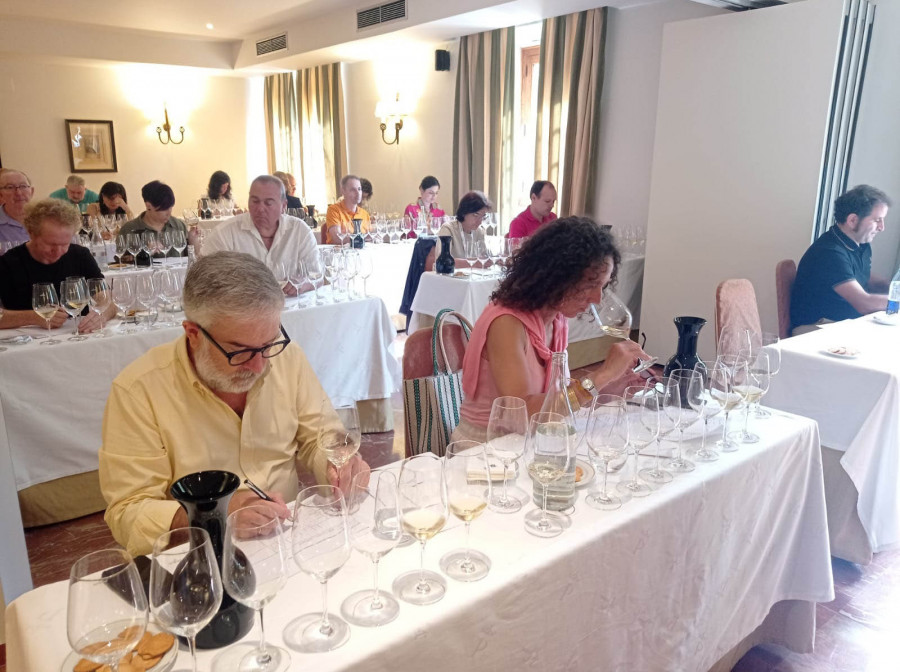 El “alto nivel” de los 55 albariños presentados al concurso cambadés se lo pone difícil al panel de cata