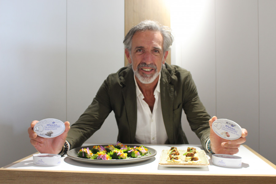 El chef Pepe Solla bautiza la nueva tienda de Frinsa en Sanxenxo