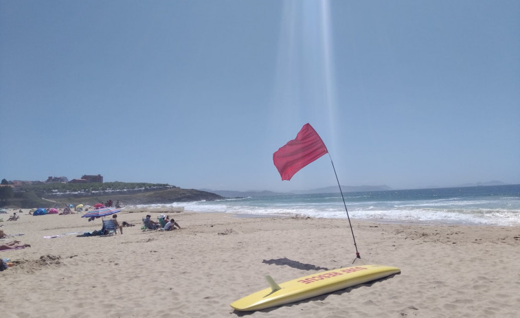 Rescatan a dos menores en la playa de Montalvo, en Sanxenxo