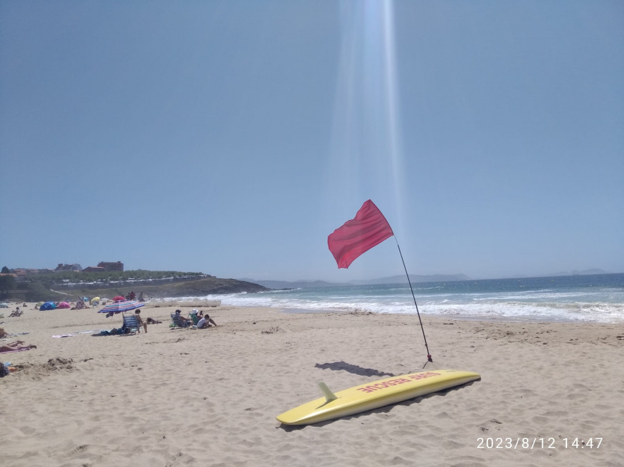 Rescatan a dos menores en la playa de Montalvo, en Sanxenxo