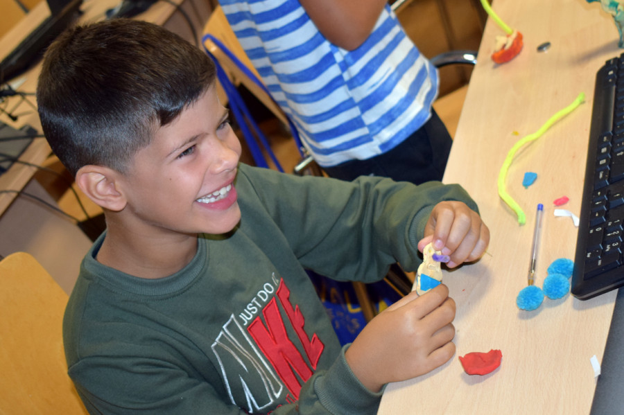 Una decena de niños valgueses participan en un taller de nuevas tecnologías del Aula CeMIT