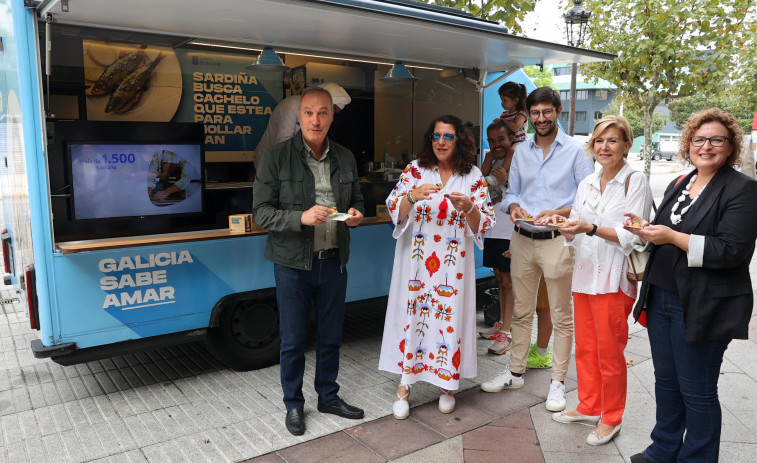 La Food truck de “Galicia sabe aMar” acerca a Vilagarcía pinchos gratuitos de productos del mar