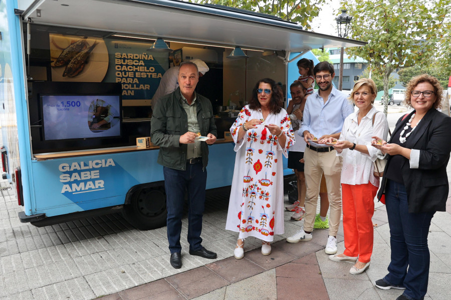 La Food truck de “Galicia sabe aMar” acerca a Vilagarcía pinchos gratuitos de productos del mar