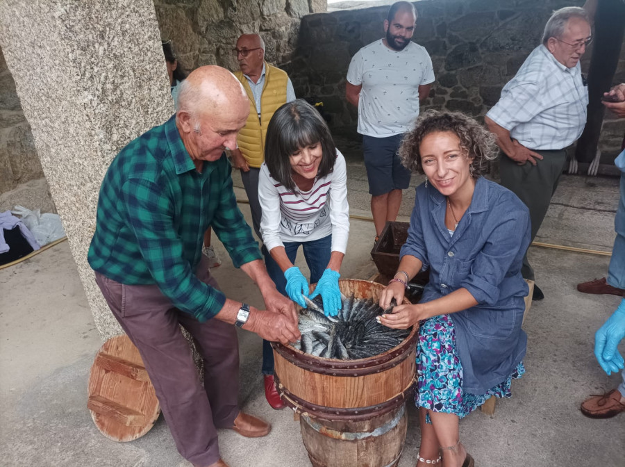 O Grove revive la tradición de “cargar o morto” en Moreiras con las sardinas listas para degustar