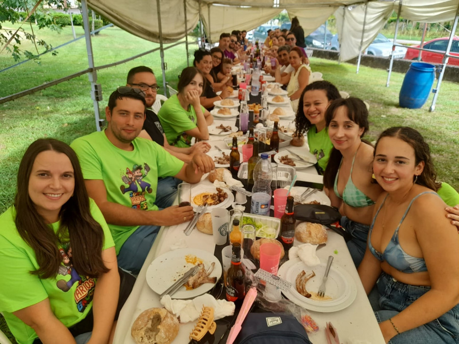 Las peñas boirenses se divierten en una nueva romería en el parque de A Cachada