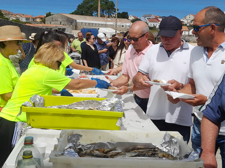 Agotados los 400 kilos de sardinas asadas y otras viandas que se sirvieron en las Festas de Castiñeiras