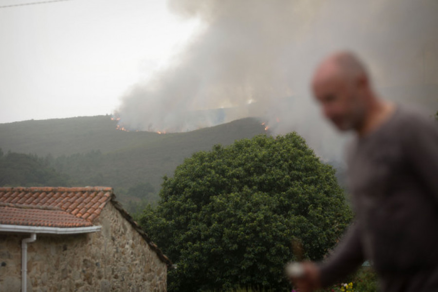 Extinguido el incendio de Castro de Rei; sigue controlado en Palas de Rei