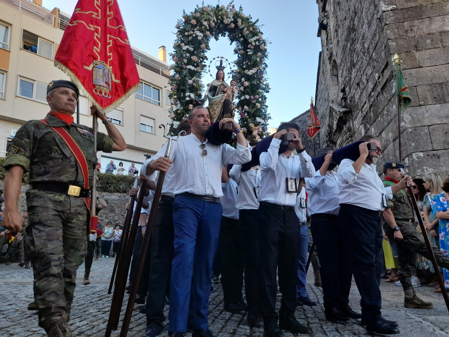 A Pobra honró al Carme dos Pincheiros con las tradicionales procesión y ofrenda floral