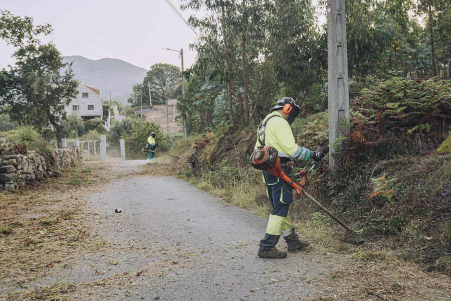 Desbrozados más de 25 kilómetros de carreteras y caminos de titularidad municipal en Ribeira