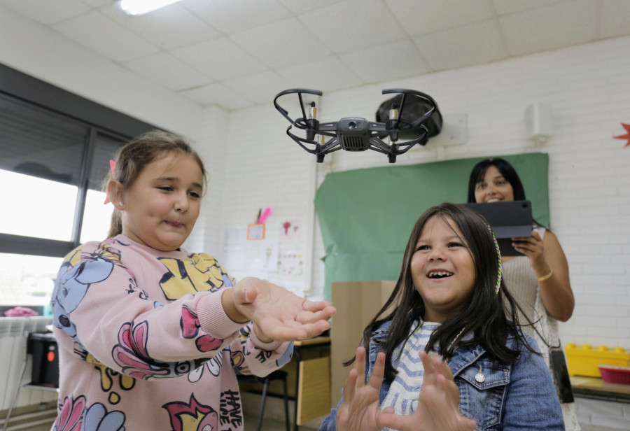 Los niños de la ludoteca de A Illa experimentan con las nuevas tecnologías de la mano de la Mancomunidade