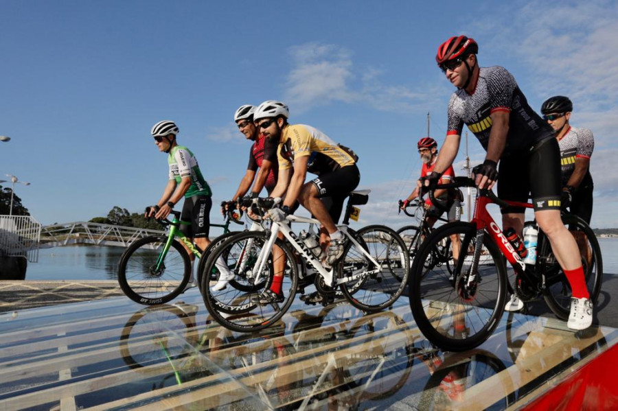 Un día para la bicicleta con el que celebrar los diez años de la salida de La Vuelta de una batea en Vilanova