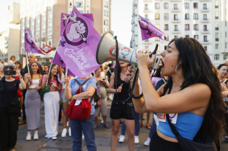 Cientos de personas apoyan a Jenni Hermoso en Madrid