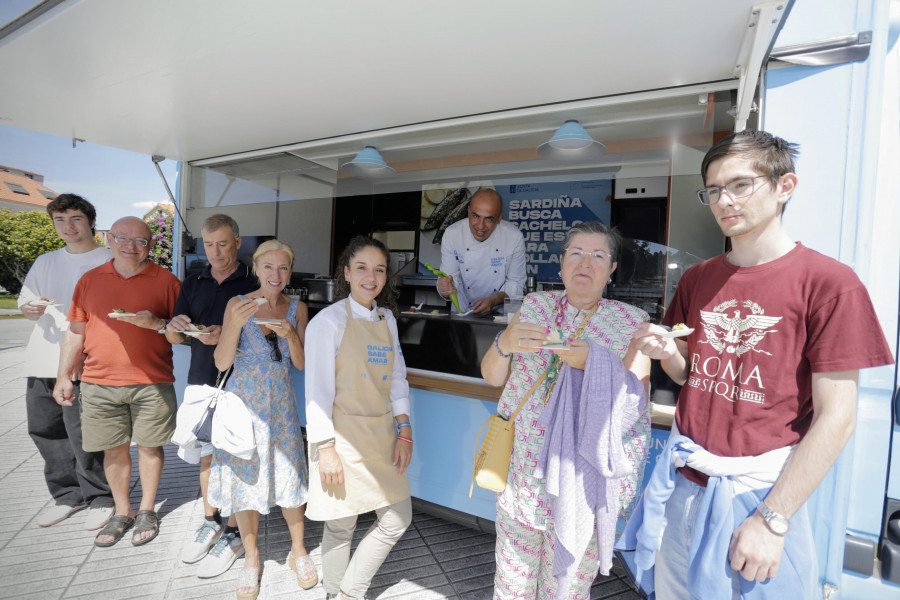 La “gastroneta” de “Galicia sabe Amar” reparte en Vilanova tapas gratuitas de sabores de las rías gallegas