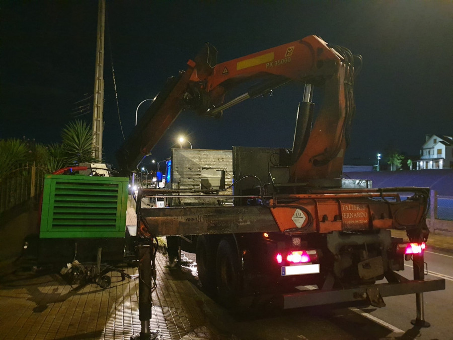 Emerxencias de Cambados actúa en una limpieza de vía que pudo haber resultado en un grave accidente laboral