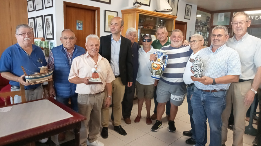 El Liceo Marítimo de Ribeira entrega los premios de sus campeonatos de escoba, tute, manilla y dominó