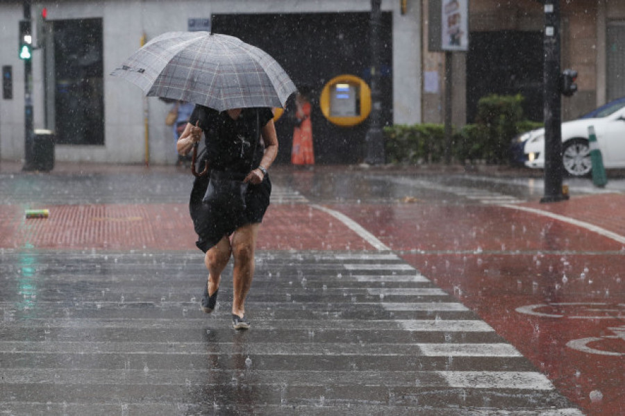 La lluvia deja avisos e inundaciones por media España y a Madrid en alerta roja