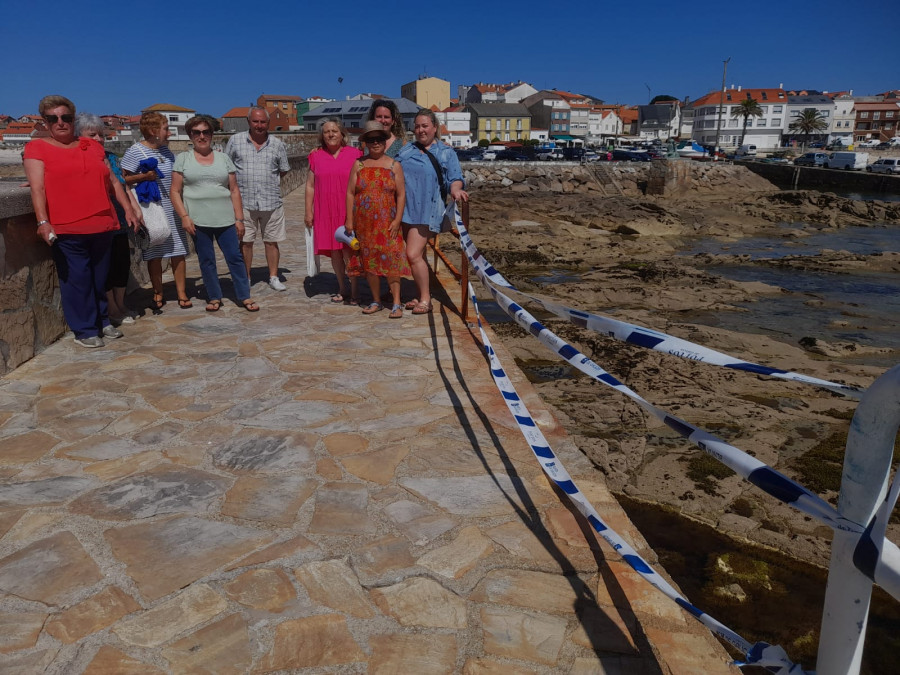 La Xunta sustituirá a principios de otoño las barandillas en mal estado del puerto de Corrubedo