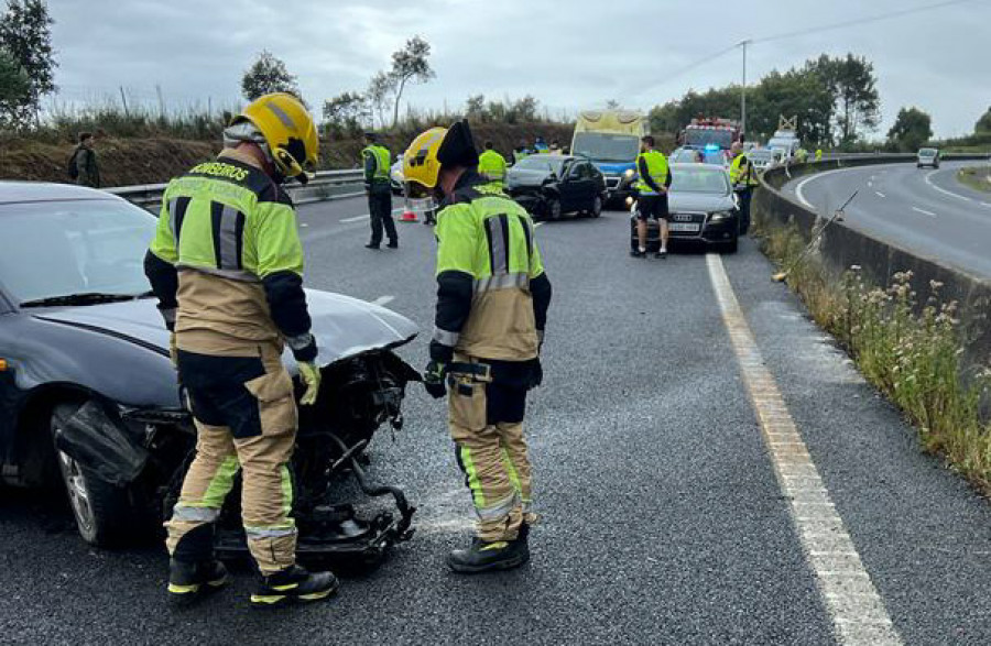 Heridas cinco personas en un accidente en la Autovía do Barbanza, junto el campo de fútbol de Lampón