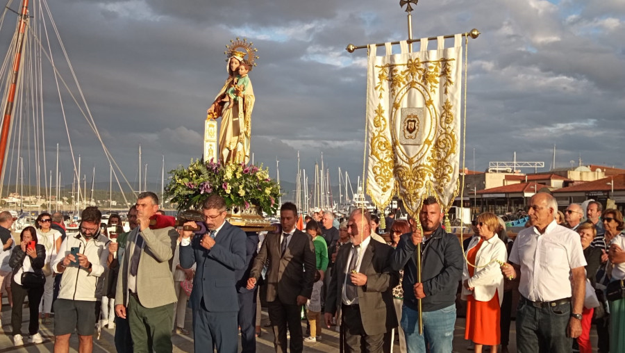 Cientos de vecinos y visitantes rinden homenaje a la patrona de los marineros en Sanxenxo