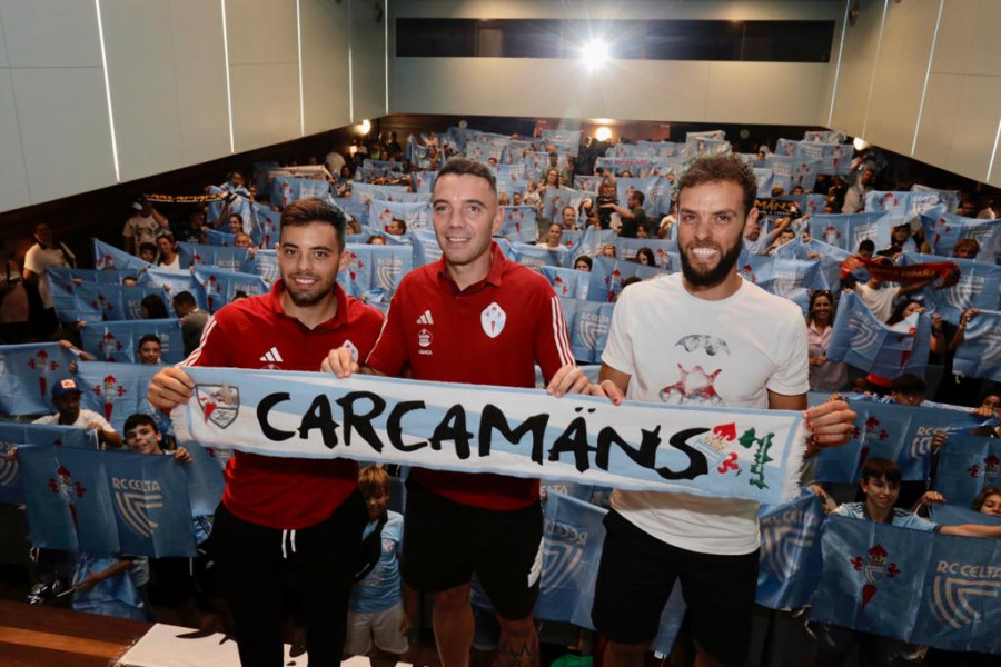 Iago Aspas inaugura en A Illa los actos del 25 aniversario de Carcamáns