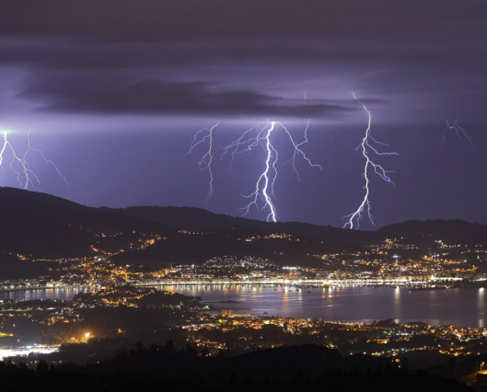 TormentaconrayossobrelaradeVigo