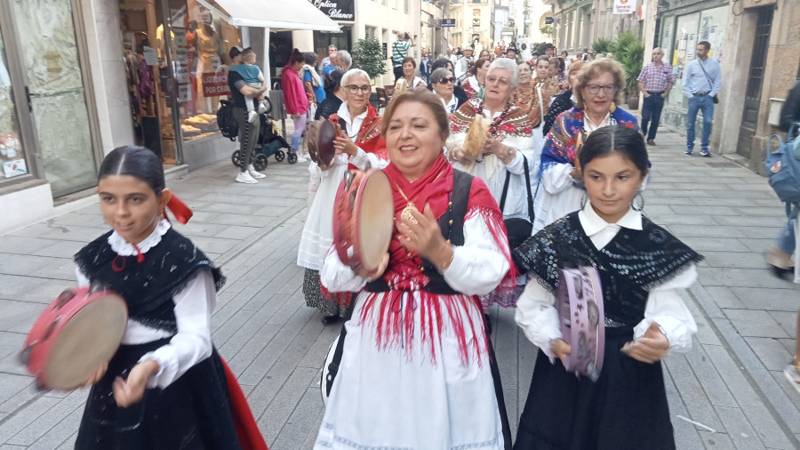 Unas 200 personas participaron en Ribeira en la III Ruada do Traxe Galego, que acabó con una pasarela