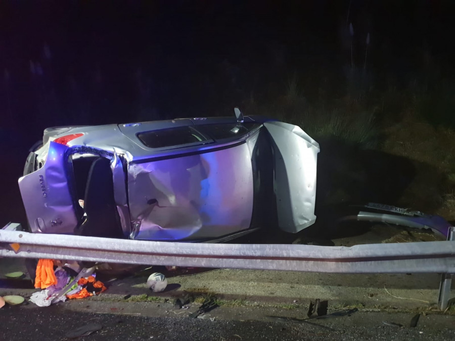 Herido un conductor que sufrió un accidente con vuelco de su coche en la Autovía do Barbanza, en Ribeira